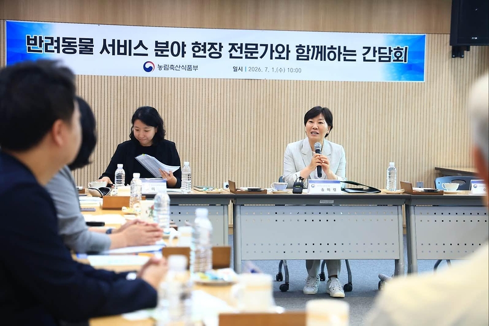 송미령 농림축산식품부 장관이 7월 1일 대전 동물보호사업소 내 반려동물 놀이터를 방문해 소비자, 업계 및 지방정부 등 현장 전문가들과 함께 반려동물 서비스 분야 정책 간담회를 개최하고 있다.