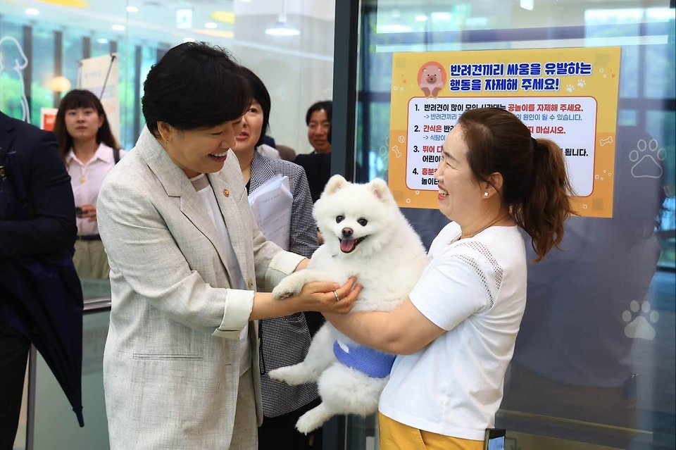 송미령 농림축산식품부 장관이 7월 1일 대전 동물보호사업소 내 반려동물 놀이터를 방문해 소비자, 업계 및 지방정부 등 현장 전문가들과 함께 반려동물 서비스 분야 정책 간담회를 개최하고 있다.