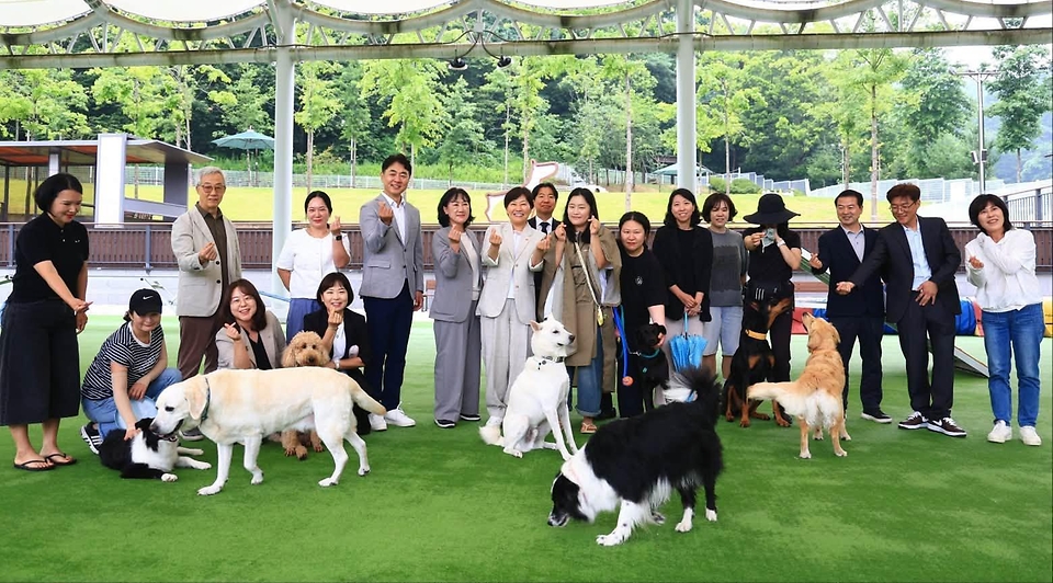 송미령 농림축산식품부 장관이 7월 1일 대전 동물보호사업소 내 반려동물 놀이터를 방문해 소비자, 업계 및 지방정부 등 현장 전문가들과 함께 반려동물 서비스 분야 정책 간담회를 개최하고 있다.