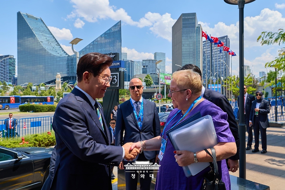 이재명 대통령이 7월 7일(현지 시간) 북대서양조약기구(NATO·나토) 정상회의가 열리는 튀르키예 앙카라 컨벤션센터에서 관계자와 인사하고 있다.