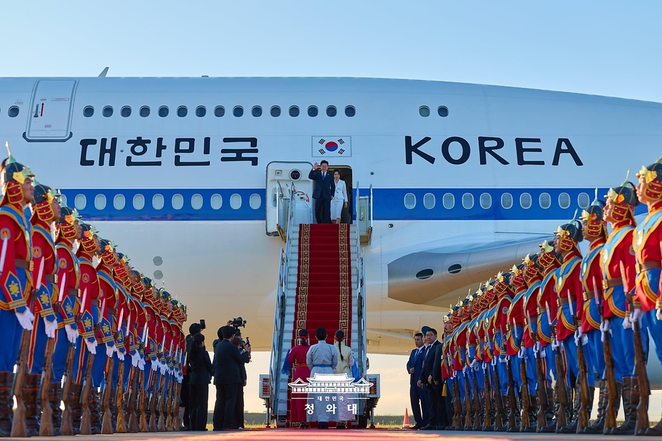 몽골을 국빈 방문한 이재명 대통령과 김혜경 여사가 7월 8일(현지 시간) 튀르키예 앙카라 에센보아 국제공항 공군 1호기에서 환송객을 향해 인사하고 있다.