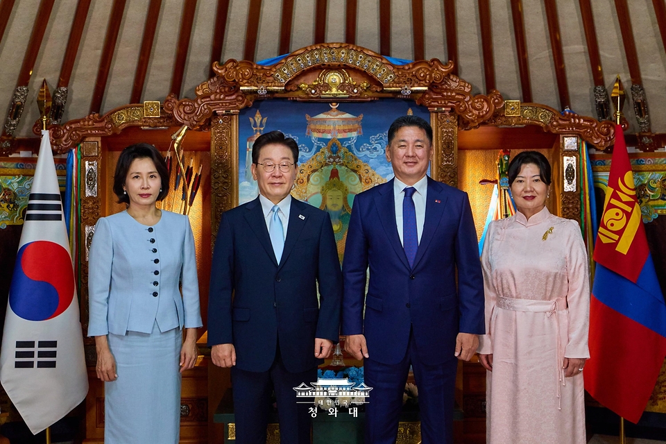 몽골을 국빈 방문한 이재명 대통령과 김혜경 여사가 7월 9일(현지 시간) 울란바타르 정부청사 게르에서 오흐나 후렐수흐 대통령, 롭상도르지 벌러르체첵 여사와 환담 전 기념촬영을 하고 있다.
