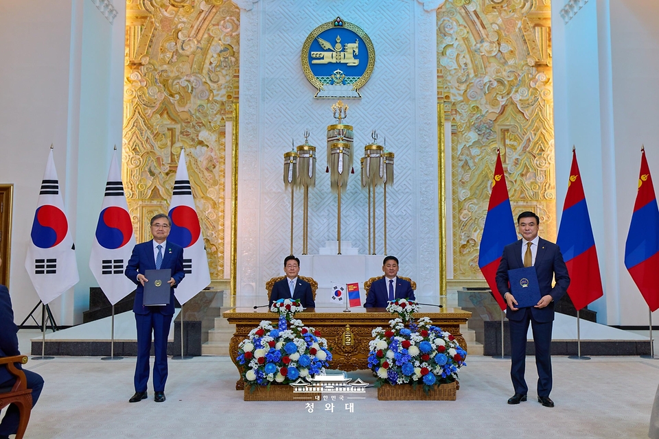 조현 외교부 장관과 생부양 아마르새항 몽골 법내무부 장관이 7월 9일(현지 시간) 울란바타르 정부청사에서 이재명 대통령과 오흐나 후렐수흐 몽골 대통령이 임석한 가운데 단기 방문자의 운전 및 운전면허증 상호 인정과 교환에 관한 협정을 체결한 뒤 기념촬영을 하고 있다.