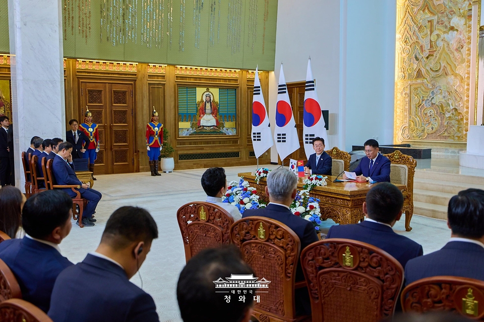 이재명 대통령과 오흐나 후렐수흐 몽골 대통령이 7월 9일(현지 시간) 울란바타르 정부청사에서 한-몽골 공동언론발표를 하고 있다.