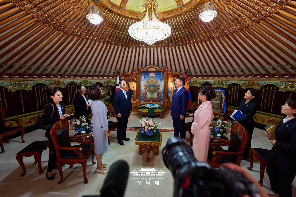 몽골을 국빈 방문한 이재명 대통령과 김혜경 여사가 7월 9일(현지 시간) 울란바타르 정부청사 게르에서 오흐나 후렐수흐 대통령, 롭상도르지 벌러르체첵 여사와 환담 장소를 둘러보고 있다.