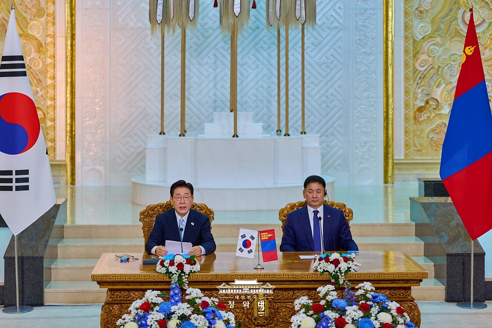 이재명 대통령과 오흐나 후렐수흐 몽골 대통령이 7월 9일(현지 시간) 울란바타르 정부청사에서 한-몽골 공동언론발표를 하고 있다.
