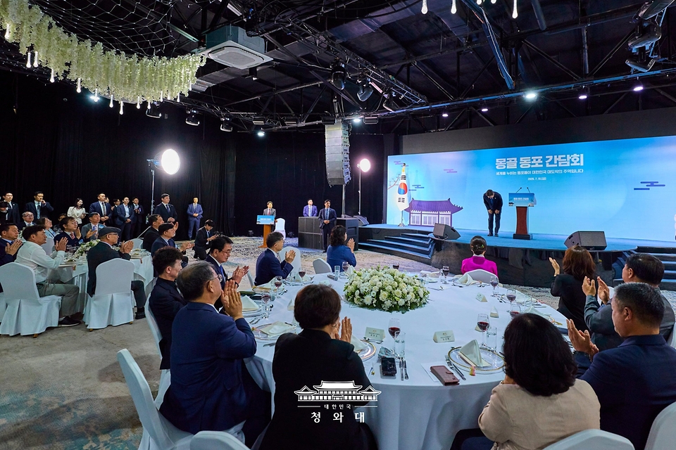 이재명 대통령이 7월 10일(현지 시간) 울란바타르 한 호텔에서 열린 동포 오찬간담회에서 발언 후 인사하고 있다.