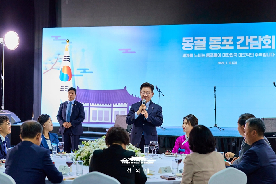 이재명 대통령이 7월 10일(현지 시간) 몽골 울란바타르 한 호텔에서 열린 동포간담회에서 발언하고 있다.