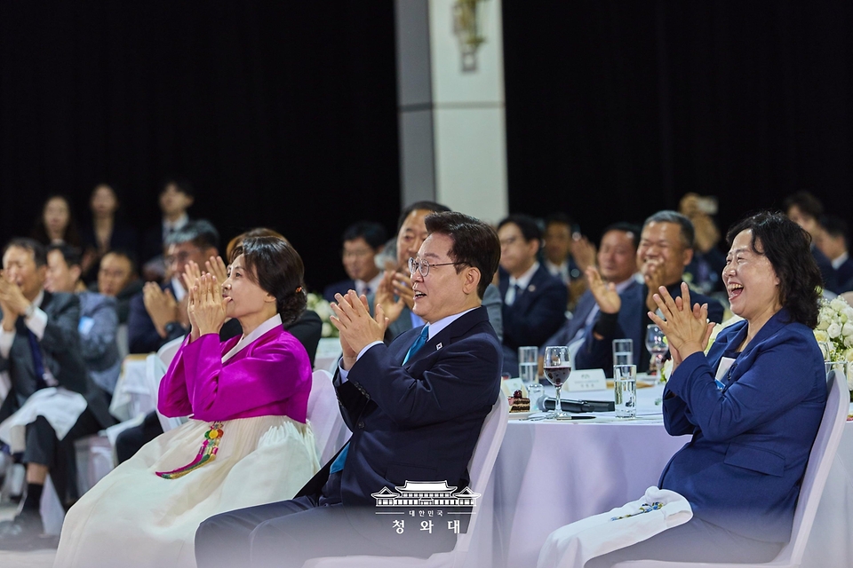 이재명 대통령과 김혜경 여사가 7월 10일(현지 시간) 울란바타르 한 호텔에서 열린 동포 오찬간담회에서 박수를 치고 있다.