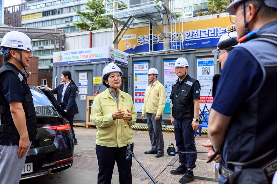 한성숙 국무총리가 7월 13일 서울 중구 을지로 무교다동 제31지구 도시정비형 재개발사업 현장을 찾아 폭염 대응 상황 등을 점검하고 있다.