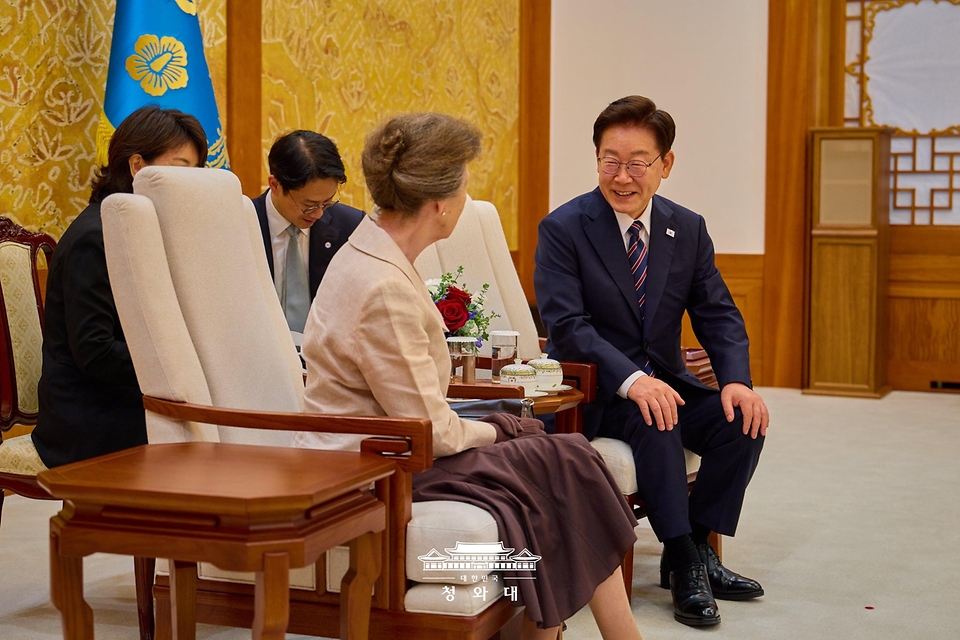 이재명 대통령이 7월 14일 청와대에서 진행된 영국 찰스 3세 국왕의 동생 앤 공주와의 접견에서 인사말을 하고 있다.
