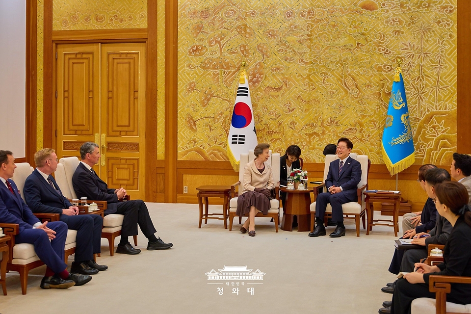 이재명 대통령이 7월 14일 청와대에서 영국 찰스 3세 국왕의 동생 앤 공주를 접견하고 있다.