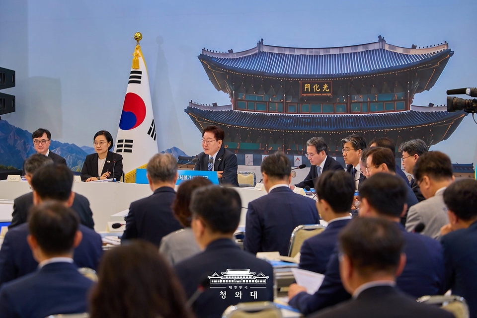이재명 대통령이 7월 15일 청와대 영빈관에서 열린 부처 업무보고에서 발언하고 있다.