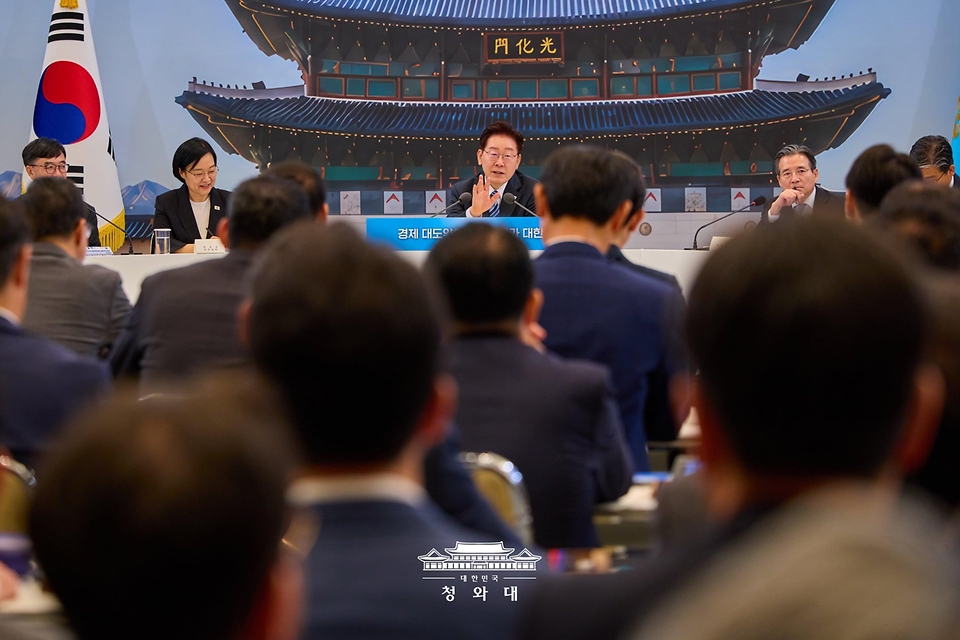 이재명 대통령이 7월 15일 청와대 영빈관에서 열린 부처 업무보고에서 발언하고 있다.
