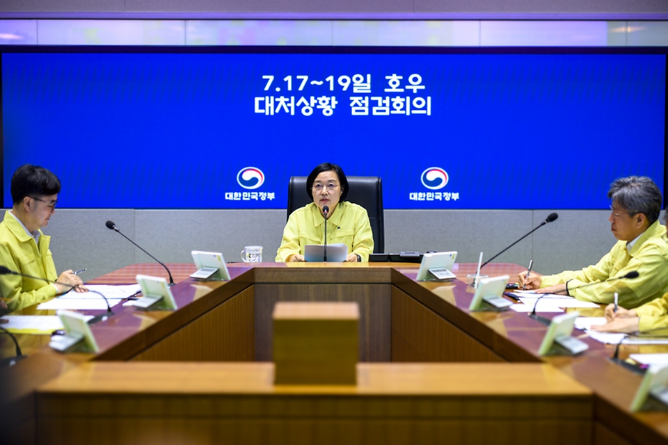 한성숙 국무총리가 7월 18일 서울 종로구 정부서울청사 중앙재난안전상황실 서울상황센터에서 열린 호우 대처사항 점검회의에서 발언하고 있다.