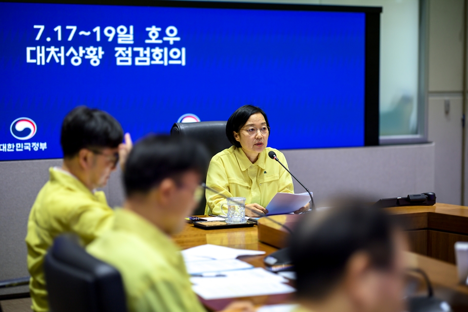 한성숙 국무총리가 7월 18일 서울 종로구 정부서울청사 중앙재난안전상황실 서울상황센터에서 열린 호우 대처사항 점검회의에서 발언하고 있다.