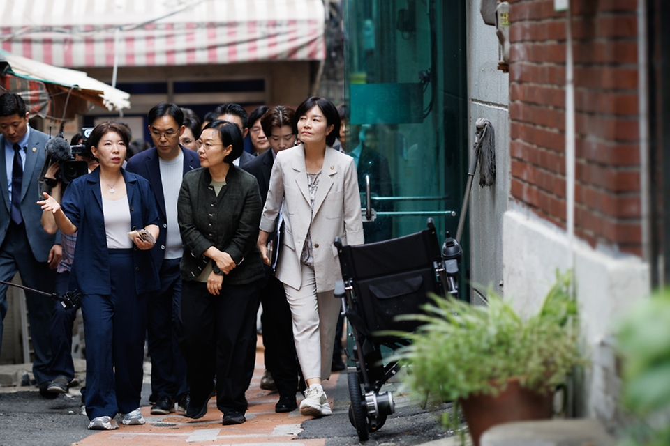 한성숙 국무총리가 7월 17일 서울 용산구 쪽방촌 골목에서 여름철 취약계층 보호대책을 점검하고 있다.