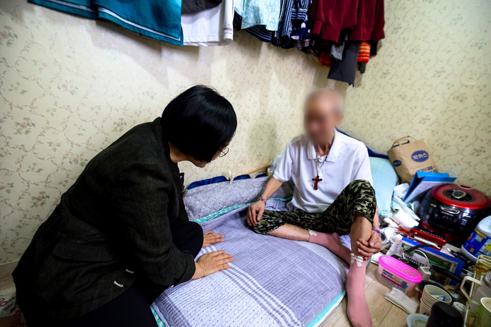 한성숙 국무총리가 7월 17일 서울 용산구 쪽방촌 골목에서 여름철 취약계층 보호대책을 점검하고 있다.