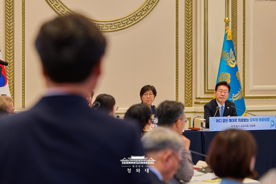 이재명 대통령이 7월 22일 청와대에서 열린 지역·필수·공공의료 간담회에서 참석자의 발언을 듣고 있다.