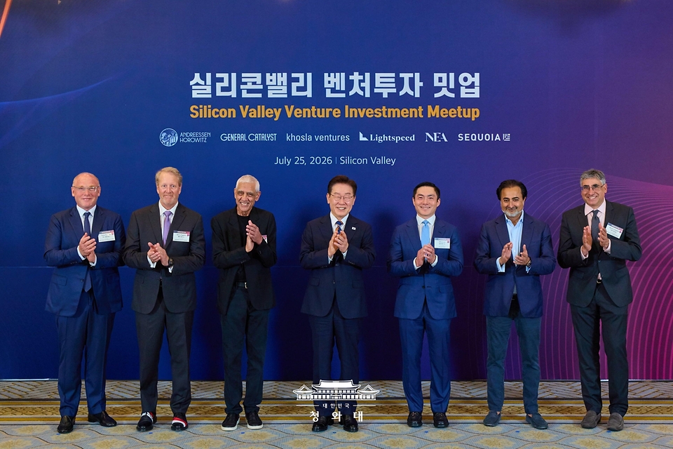 이재명 대통령이 7월 25일(현지 시간) 미국 샌프란시스코 한 호텔에서 열린 실리콘밸리 벤처투자 밋업에서 실린콘밸리 상위 6개 벤처캐피털 대표들과 기념촬영을 하고 있다.