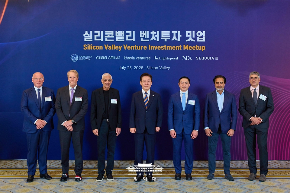 이재명 대통령이 7월 25일(현지 시간) 미국 샌프란시스코 한 호텔에서 열린 실리콘밸리 벤처투자 밋업에서 실린콘밸리 상위 6개 벤처캐피털 대표들과 기념촬영을 하고 있다.