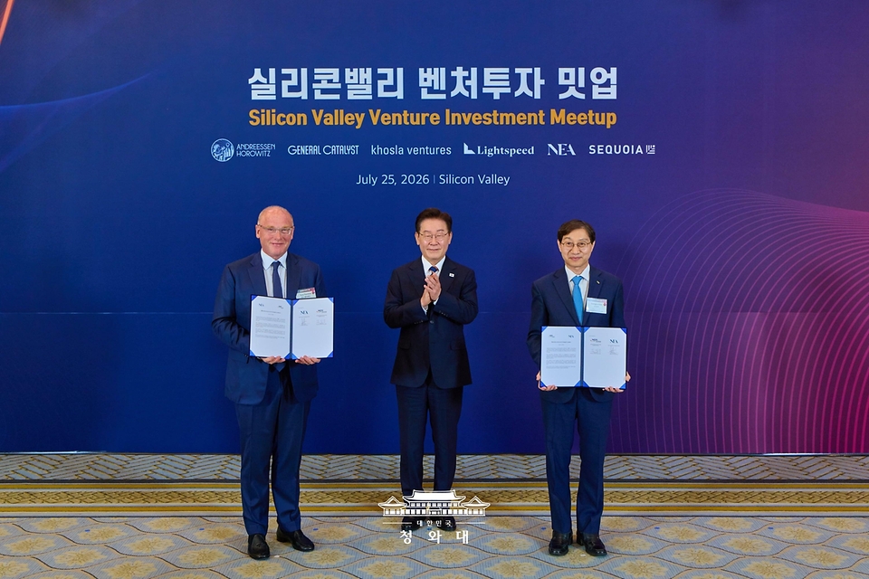 김성주 국민연금공단 이사장과 토니 플로렌스 뉴 엔터프라이즈 어소시에이츠 공동대표가 7월 25일(현지 시간) 미국 샌프란시스코 한 호텔에서 이재명 대통령이 참석한 가운데 열린 실리콘밸리 벤처투자 밋업에서 MOU를 체결한 뒤 기념촬영하고 있다.