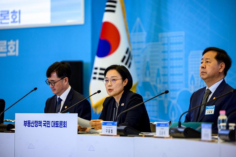 한성숙 국무총리가 7월 27일 서울 중구 대한상공회의소 국제회의장에서 부동산정책 국민 대토론회를 주재하고 있다.