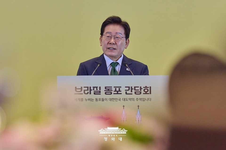 이재명 대통령이 7월 28일(현지 시간) 브라질 상파울루 한 호텔에서 열린 동포 오찬간담회에서 인사말을 하고 있다.