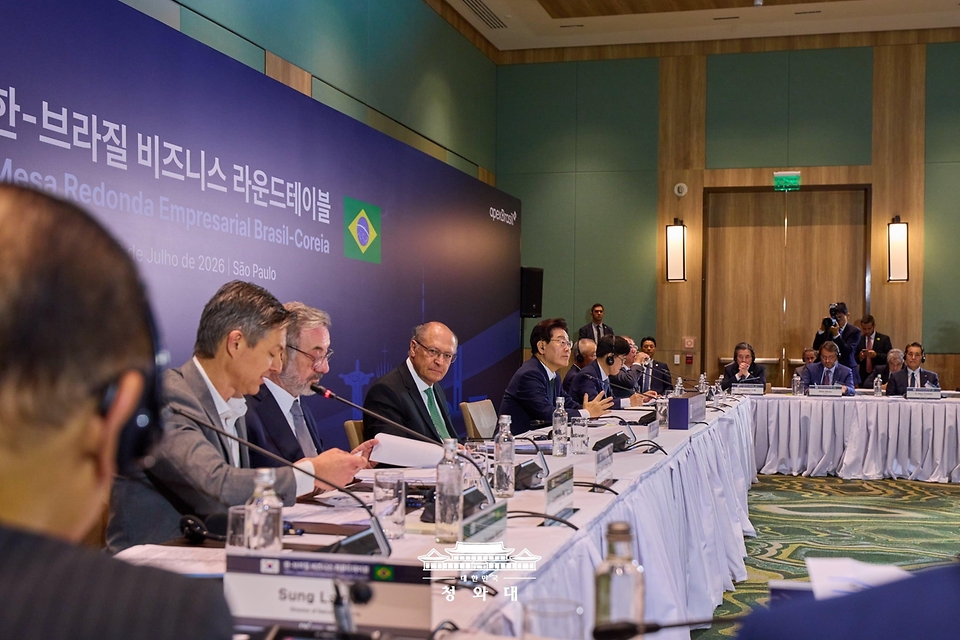 이재명 대통령이 7월 28일(현지 시간) 브라질 상파울루 한 호텔에서 열린 한-브라질 비즈니스 라운드테이블에서 참석자의 발언을 듣고 있다.