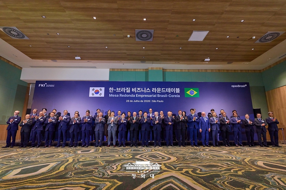 이재명 대통령이 7월 28일(현지 시간) 브라질 상파울루 한 호텔에서 열린 한-브라질 비즈니스 라운드테이블에서 제라우두 아우키민 브라질 부통령, 류진 한국경제인협회 회장, 정의선 현대차그룹 회장을 비롯한 참석 기업인 등과 기념 촬영을 하고 있다.