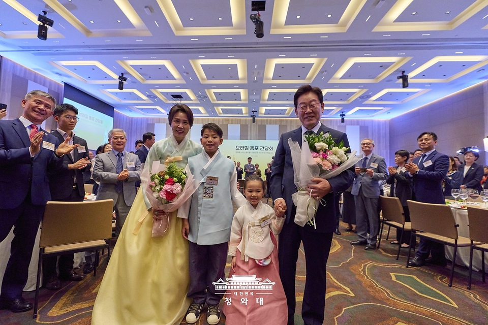 이재명 대통령과 김혜경 여사가 7월 28일(현지 시간) 브라질 상파울루 한 호텔에서 열린 동포 오찬간담회에서 화동과 기념 촬영을 하고 있다.