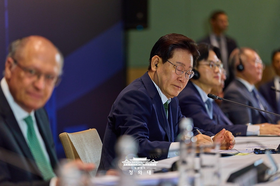 이재명 대통령이 7월 28일(현지 시간) 브라질 상파울루 한 호텔에서 열린 한-브라질 비즈니스 라운드테이블에서 참석자의 발언을 듣고 있다.