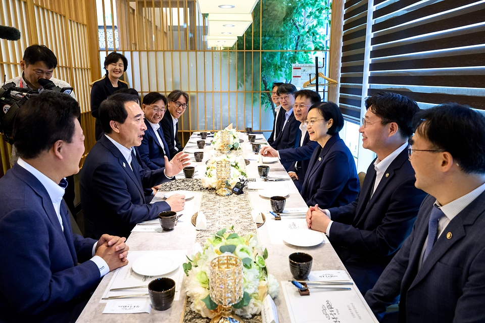 한성숙 국무총리가 7월 30일 대전 유성구에서 충청권 초광역 협력 오찬 간담회를 주재하고 있다.