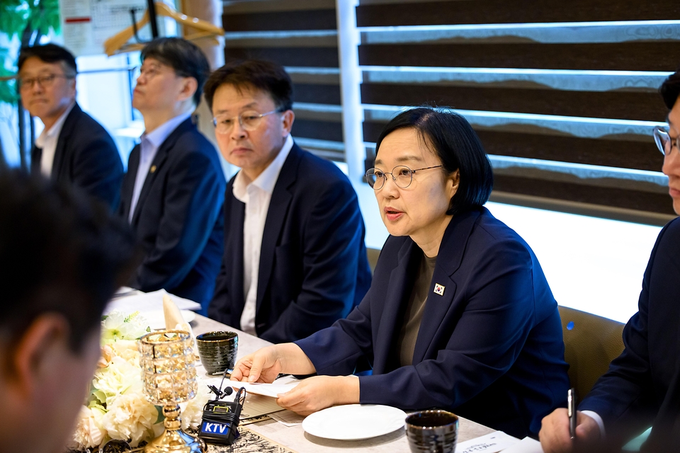 한성숙 국무총리가 7월 30일 대전 유성구에서 충청권 초광역 협력 오찬 간담회를 주재하고 있다.