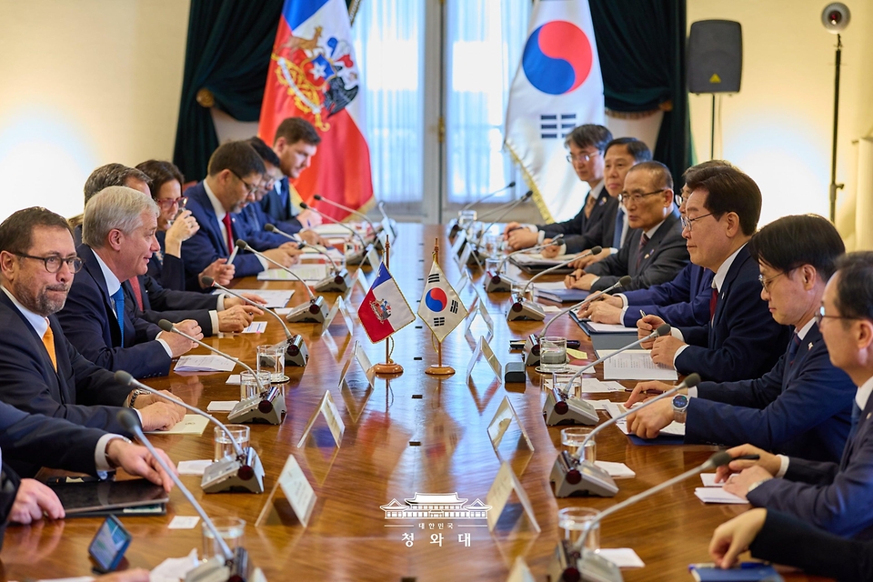 이재명 대통령과 호세 안토니오 카스트 칠레 대통령이 7월 30일(현지 시간) 산티아고 대통령궁에서 정상회담을 하고 있다.