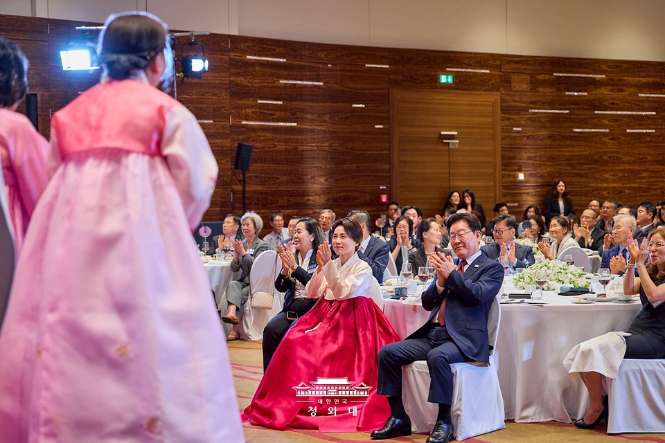 이재명 대통령과 김혜경 여사가 8월 2일(현지 시간) 독일 프랑크푸르트 한 호텔에서 열린 동포간담회에서 공연을 관람하고 있다.