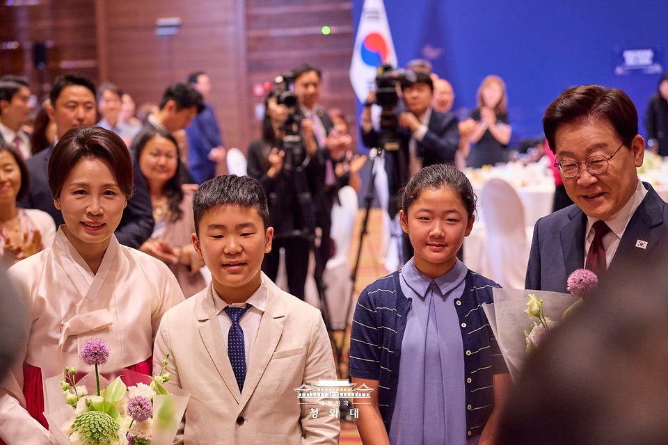 이재명 대통령과 김혜경 여사가 8월 2일(현지 시간) 독일 프랑크푸르트 한 호텔에서 열린 동포간담회에서 화동과 기념 촬영을 하고 있다.