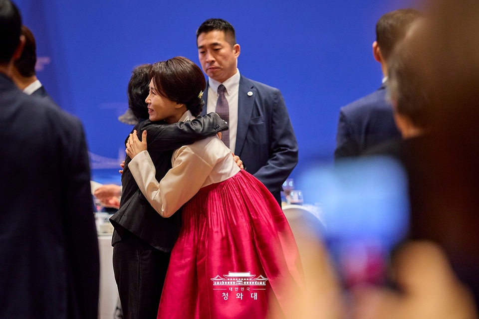 김혜경 여사가 8월 2일(현지 시간) 독일 프랑크푸르트 한 호텔에서 열린 동포간담회에서 참석자와 포옹하고 있다.