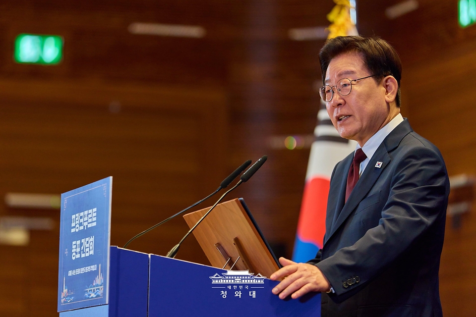 이재명 대통령이 8월 2일(현지 시간) 독일 프랑크푸르트 한 호텔에서 열린 동포간담회에서 격려사를 하고 있다.