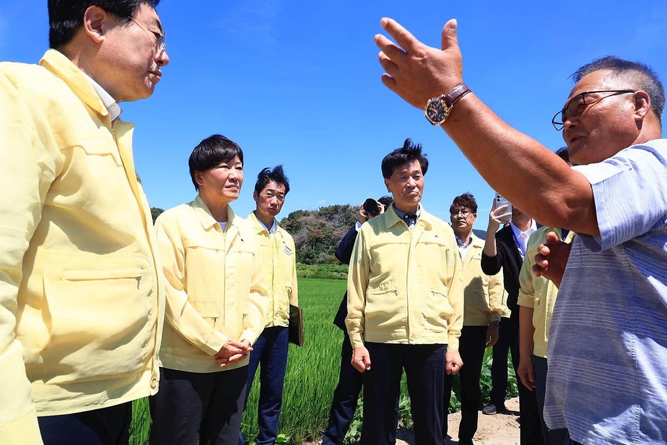 송미령 농림축산식품부 장관이 8월 1일 밀양시 초동저수지를 방문해 농작물 가뭄 피해 방지를 위한 대책 추진 현황을 점검하고, 인근 농경지를 방문해 농업인의 애로사항을 청취하고 있다.