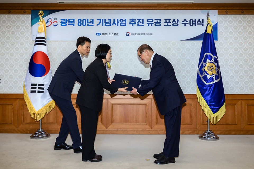 한성숙 국무총리가 8월 3일 서울 종로구 정부서울청사에서 열린 광복80주년 기념사업 추진 유공 포상 수여식에서 수상자들과 기념 촬영을 하고 있다.