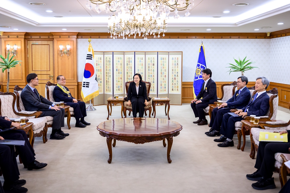 한성숙 국무총리가 8월 3일 서울 종로구 정부서울청사에서 열린 광복80주년 기념사업 추진 유공 포상 수여식에서 수상자들과 기념 촬영을 하고 있다.