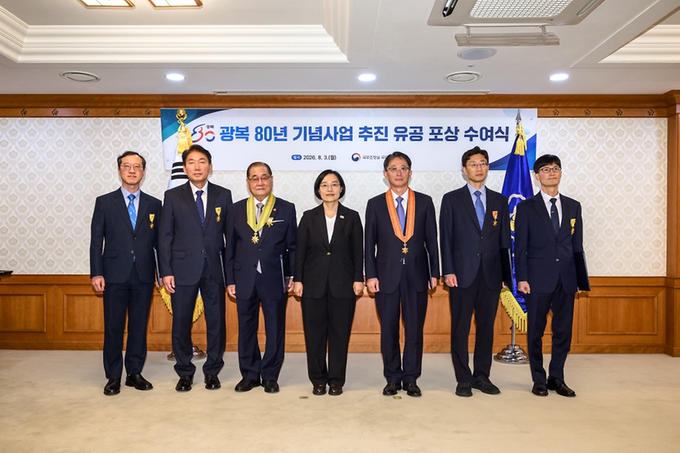 한성숙 국무총리가 8월 3일 서울 종로구 정부서울청사에서 열린 광복80주년 기념사업 추진 유공 포상 수여식에서 수상자들과 기념 촬영을 하고 있다.