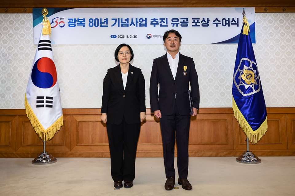 한성숙 국무총리가 8월 3일 서울 종로구 정부서울청사에서 열린 광복80주년 기념사업 추진 유공 포상 수여식에서 수상자들과 기념 촬영을 하고 있다.