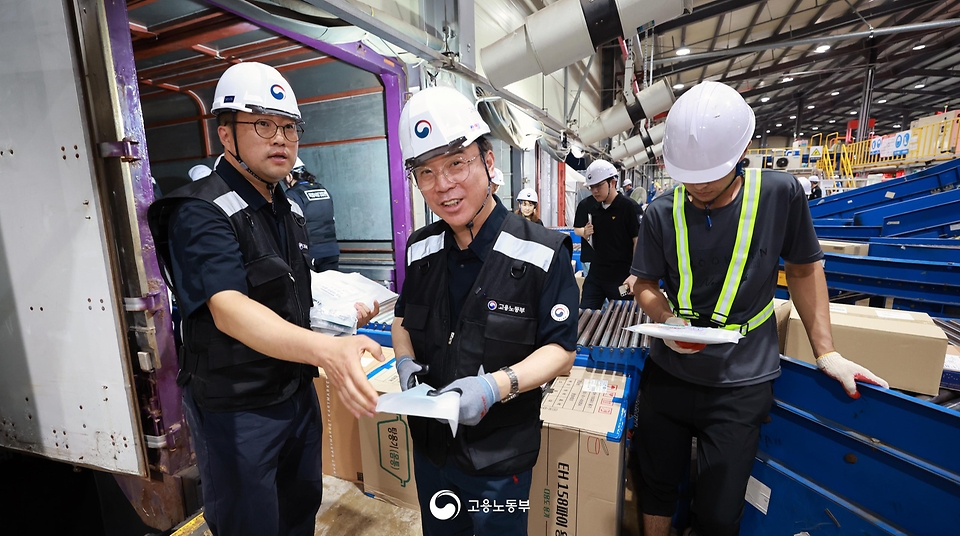 김영훈 고용노동부 장관이 7월 31일 경기도 파주시 소재 택배 물류센터를 사전 예고 없이 불시 방문해 「폭염안전 5대 기본수칙」 현장 이행 실태를 직접 점검하고 있다.