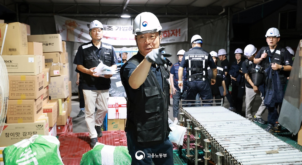 김영훈 고용노동부 장관이 7월 31일 경기도 파주시 소재 택배 물류센터를 사전 예고 없이 불시 방문해 「폭염안전 5대 기본수칙」 현장 이행 실태를 직접 점검하고 있다.