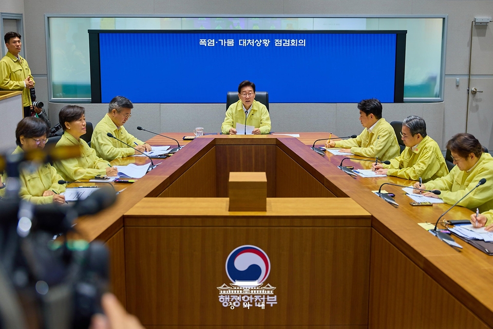 이재명 대통령이 8월 6일 정부서울청사 중앙재난안전상황실에서 열린 폭염·가뭄 대처상황 점검회의에서 발언하고 있다.