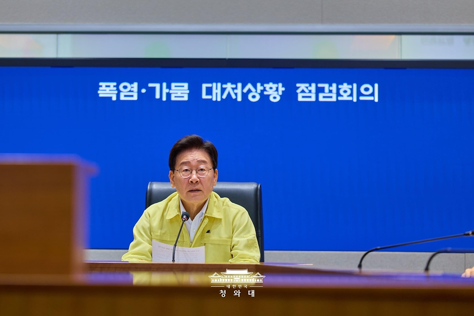 이재명 대통령이 8월 6일 정부서울청사 중앙재난안전상황실에서 열린 폭염·가뭄 대처상황 점검회의에서 발언하고 있다.