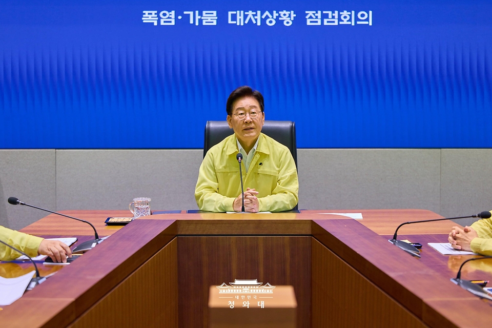 이재명 대통령이 8월 6일 정부서울청사 중앙재난안전상황실에서 열린 폭염·가뭄 대처상황 점검회의에서 발언하고 있다.