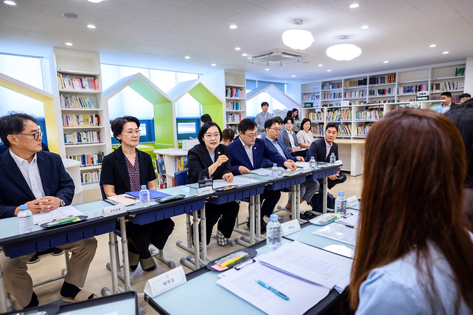 한성숙 국무총리가 방학 중 초등돌봄·교육현장 점검을 위해 8월 7일 서울 영등포구 영문초등학교를 방문해 팝업북 만들기 수업 참관 및 현장 간담회를 주재하고 있다.